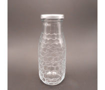 产品库中的白酒瓶 传承与创新的载体